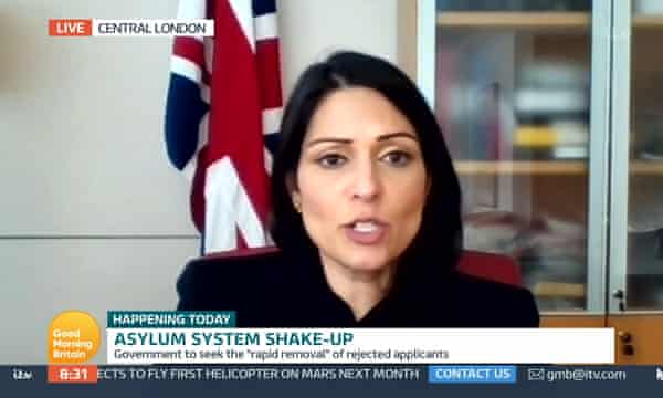 پریتی پاتل ، وزیر کشور ، در حال مصاحبه در تلویزیون درباره لرزش دولت در سیستم پناهندگی است
