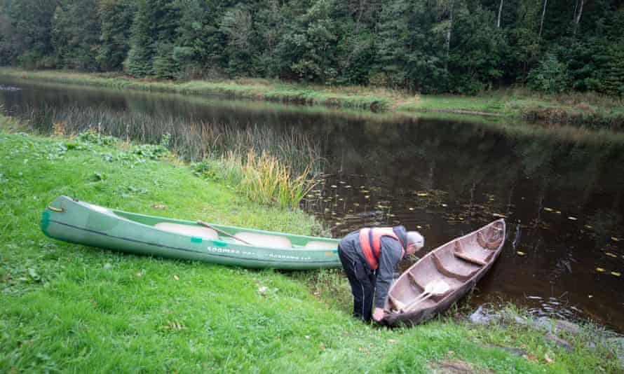 Aivar avec des canoës au bord de la rivière Navasti.