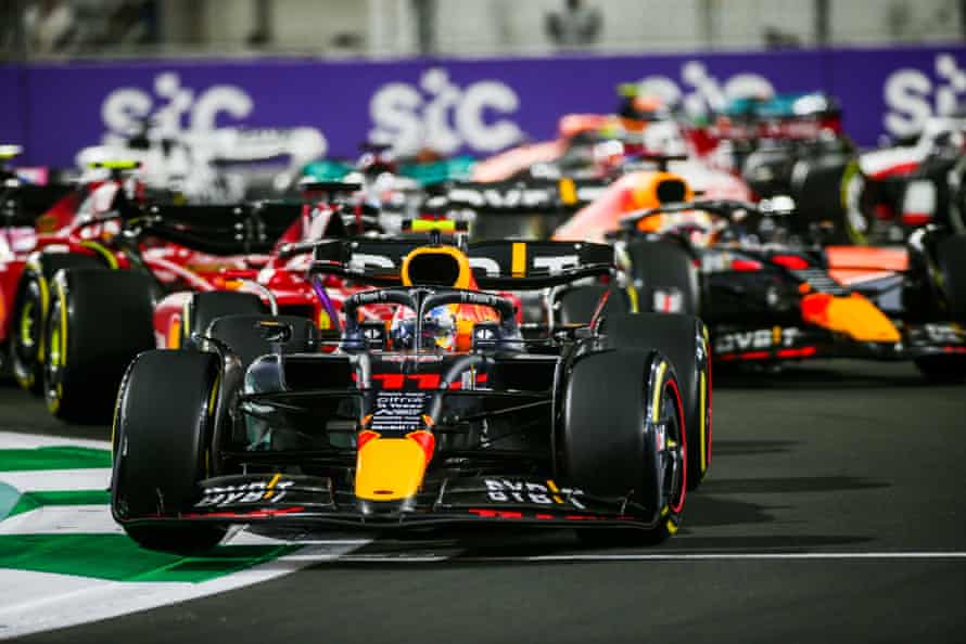 Sergio Perez fra Mexico og Red Bull Racing leder inn i første sving under F1 Grand Prix i Saudi-Arabia i mars