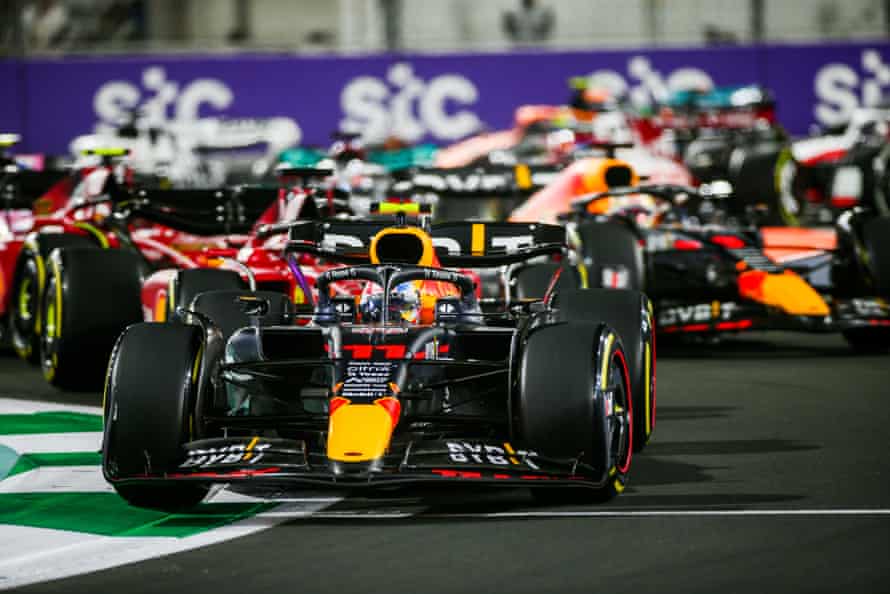 Sergio Perez du Mexique et Red Bull Racing mènent dans le premier virage lors du Grand Prix F1 d'Arabie saoudite en mars