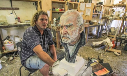 Frans Boekkooi, Nieu Bethesda sculptor and his bust of local resident, the playwright Athol Fugard