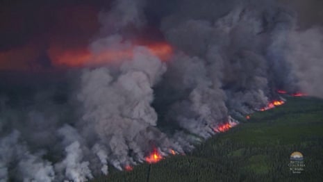 Canada: wildfires rage across British Columbia – video