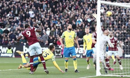 Michail Antonio marque le quatrième but de West Ham.