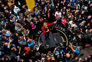 Elizabeth Warren campaigns for thke Democratic presidential nominee in Indianola, Iowa, on Sunday.