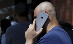 A pessoa fala em seu iPhone da Apple