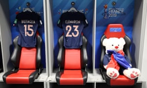 A cuddly toy takes place in the French dressing room.