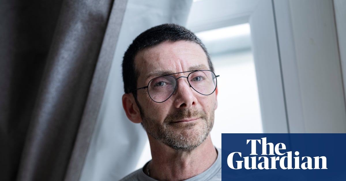 वेट्रोज पर दुकानदारी रोकने के बाद बर्खास्त किए गए कर्मचारी को बहाल करने का दबाव है