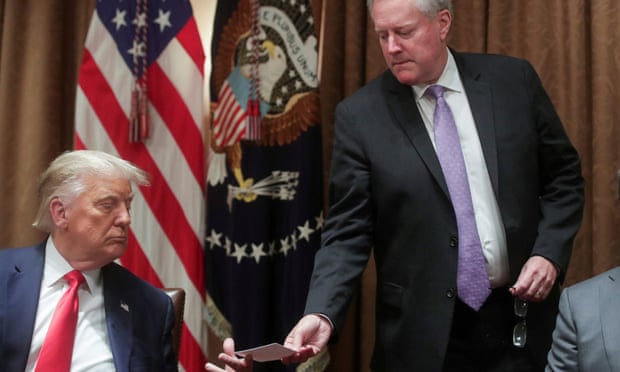 Mark Meadows passes a note to Donald Trump at the White House last year.