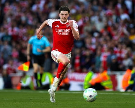 Declan Rice runs with the ball