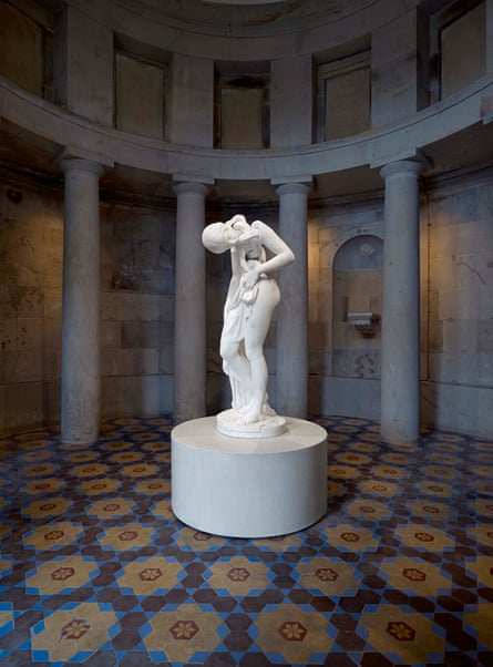 Jonathan Owen’s white marble nude. ‘a mordant double-take’, in Edinburgh’s Burns Monument.