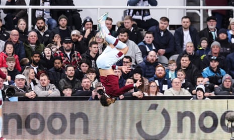 Lucas Paquetá de West Ham United celebra después de anotar para igualar 1-1.