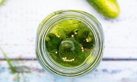 Overhead view of pickled dill pickles with mustard seedseingelegte Dill-Gurken mit Senf-Körnern