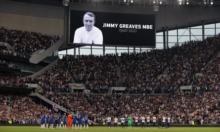 Players and spectators pay tribute to the former Tottenham and Chelsea striker Jimmy Greaves before the match.
