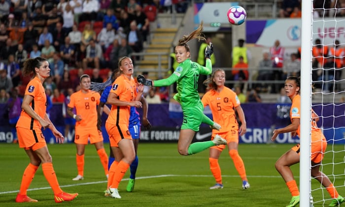 Outstanding save by Dutch goalkeeper Daphne van Domselaar