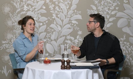 Bersantap di seberang pembatas Jemima (kiri) dan Gareth