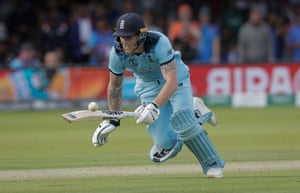 La pelota se desvía del bate de Ben Stokes mientras se zambulle para hacer su terreno durante la final de la Copa Mundial de Cricket.
