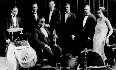 King Oliver’s Creole Jazz Band at the Lincoln Gardens, Chicago, 1923. Left to right, the members are: Baby Dodds (drums), Honore Dutrey (trombone), King Oliver (seated, lead trumpet), Bill Johnson (banjo), Louis Armstrong (second trumpet), Johnny Dodds (clarinet) and Lil Hardin (piano).