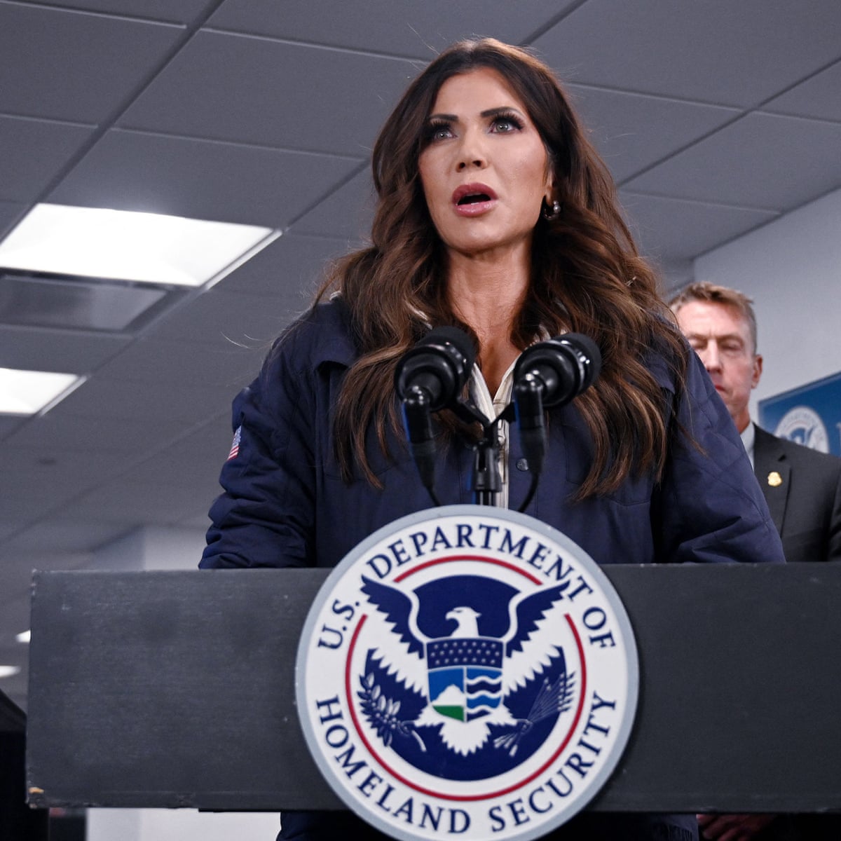 Donald Trump ủng hộ Kristi Noem trong bối cảnh ngày càng nhiều lời kêu gọi sa thải người đứng đầu Bộ An ninh Nội địa – tường thuật trực tiếp