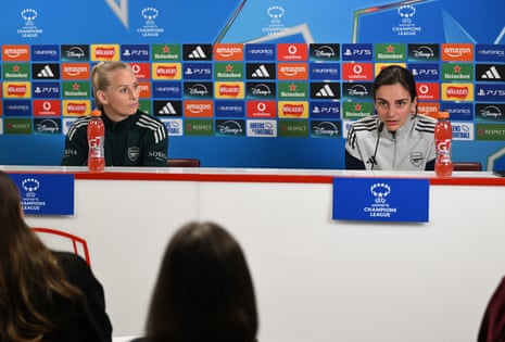 ओएल लियोन्स के खिलाफ रविवार के चैंपियंस लीग सेमीफाइनल के पहले चरण से पहले आर्सेनल द्वारा आयोजित प्री-मैच प्रेस कॉन्फ्रेंस के दौरान स्टिना ब्लैकस्टेनियस और रेनी स्लेगर्स ने स्मृति लेन में एक भावनात्मक यात्रा की।