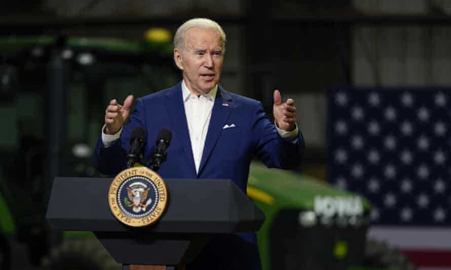 Joe Biden s'est engagé à faire ce qu'il peut pour faire baisser les prix lors d'une visite à Menlo, Iowa la semaine dernière.