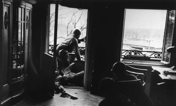  American soldiers in the Leipzig apartment building now known as the Capa House.