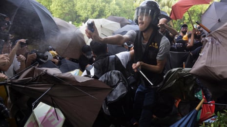 Police use pepper spray to disperse peaceful protesters in Hong Kong - video