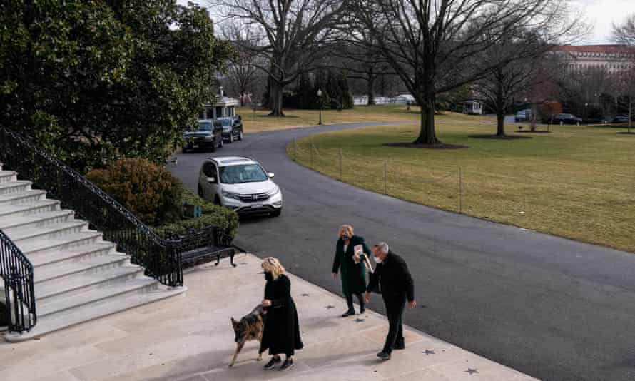 Jill Biden enters the White House with dog