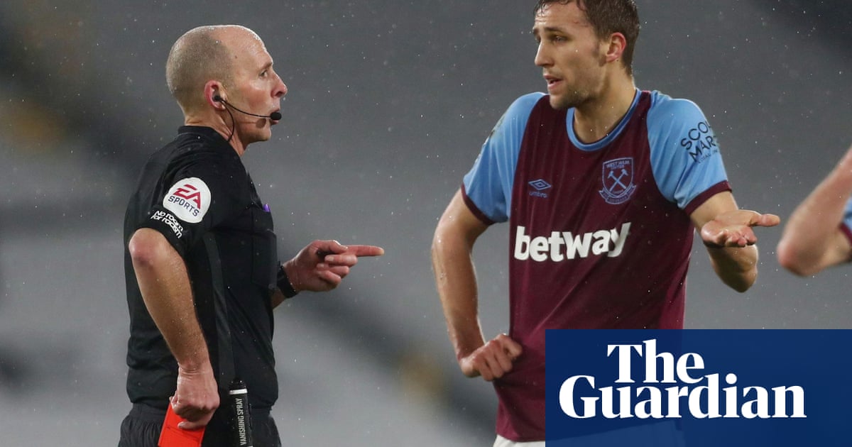 Referee Mike Dean reports death threats to police and asks for weekend off