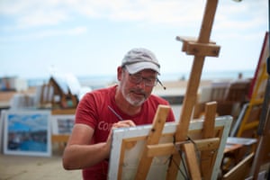 Ant Fox, an artist on Brighton beach