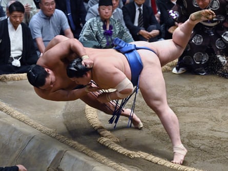 Õnosato Daiki (right) throws Hõshõryū Tomokatsu at Ryogoku Kokugikan
