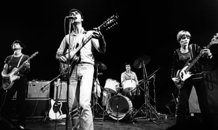 Talking Heads perform on stage at The Roundhouse, Chalk Farm, London, in 1977. L-R Jerry Harrison, David Byrne, Chris Franz, Tina Weymouth. David Byrne is playing a Gibson ES-335 12 string electric guitar.