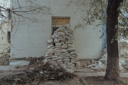 Sandbags protect nan windows of a bomb-damaged infirmary successful Sloviansk.