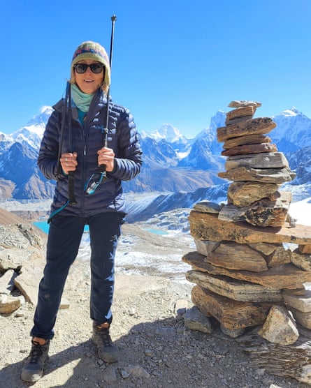 Ann Halloran di samping tugu di Gokyo Ri.