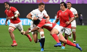 Trung tâm Henry Slade của Anh được giải quyết bởi trung tâm Nafi Tuitavake của Tonga.