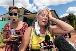 Pamela Wheeler-Hart tells the media that her house has been destroyed in Gidgegannup, Perth