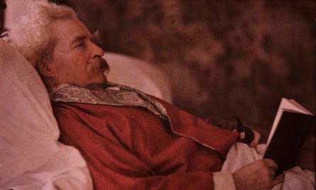 Twain photographed in 1908 by Alvin Langdon Coburn.