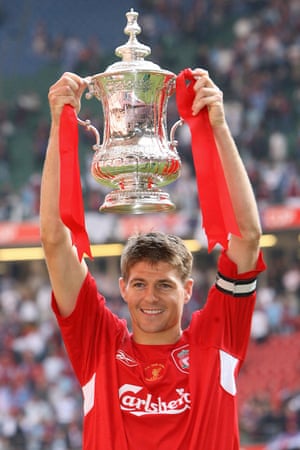 steven gerrard lifts the FA cup in 2006