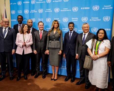 प्रथम महिला मेलानिया ट्रम्प 2 मार्च 2026 को न्यूयॉर्क शहर में संयुक्त राष्ट्र मुख्यालय में संयुक्त राष्ट्र में अमेरिकी राजदूत माइक वाल्ट्ज, संयुक्त राष्ट्र में ब्रिटेन के प्रभारी जेम्स करियुकी और संयुक्त राष्ट्र में बहरीन के स्थायी प्रतिनिधि राजदूत जमाल फारिस अल रोवाईई के साथ खड़ी हैं।