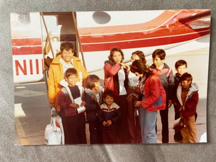 a family exits an airplane