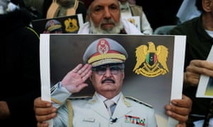 Un hombre libio lleva una fotografía de Khalifa Haftar durante una manifestación para apoyar la ofensiva del Ejército Nacional Libio contra Trípoli, en Benghazi, Libia, el 12 de abril de 2019. 