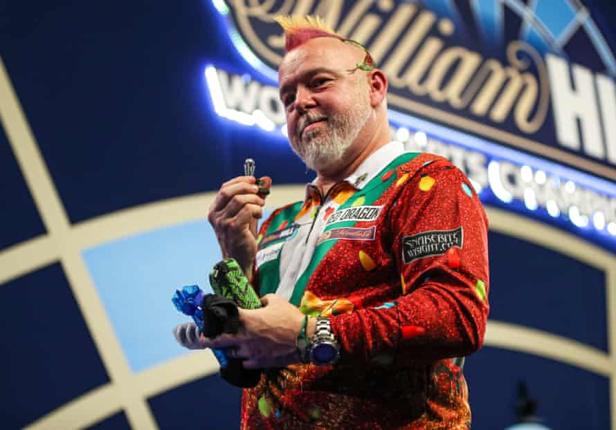 Peter Wright posiada małe trofeum na Mistrzostwa Świata po wygraniu meczu z Ryanem Mickleyem.