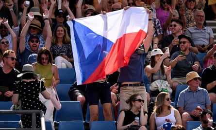 Los espectadores levantan la bandera checa después de que Linda Frohvertova asegura su lugar en la cuarta ronda