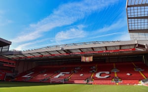 Un cartel conmemorativo de Hillsborough colgaba en el puesto de Kop en Anfield.