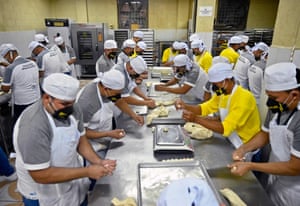 Inmates at the La Esperanza prison baking