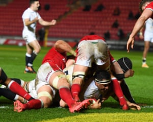 Mako Vunipola goes over to score England’s second.
