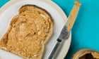 Кормите детей арахисовой пищей с четырех месяцев, чтобы снизить риск аллергии, говорят эксперты.