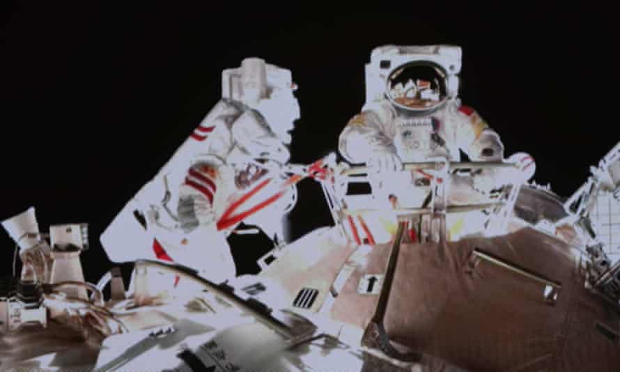 Los taikonautas Zhai Zhigang y Wang Yaping llevan a cabo actividades extravehiculares (EVA) fuera del módulo central de la estación espacial Tianhe en noviembre.