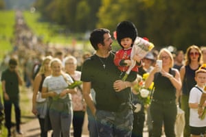 Neil Pollard arrives with his three year old son Bruce at Windsor Castle to pay tribute to Queen Elizabeth II