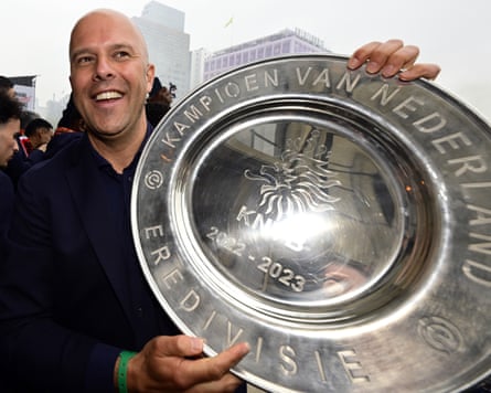 Arne Slot pinch nan Eredivisie trophy
