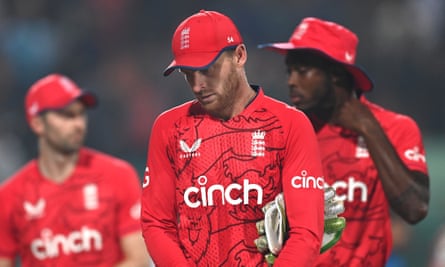Le capitaine anglais Jos Buttler et les quilleurs Mark Wood et Jofra Archer quittent le terrain après leur défaite contre le Bangladesh